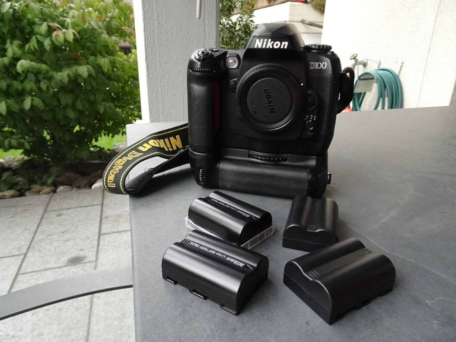 Fotocamera: Nikon D 100 mit Batterie-Griff, 4 Akkus – Usato da Aadorf venduto da Chnorli-Furz