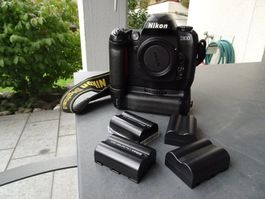 Nikon D 100 mit Batterie-Griff, 4 Akkus