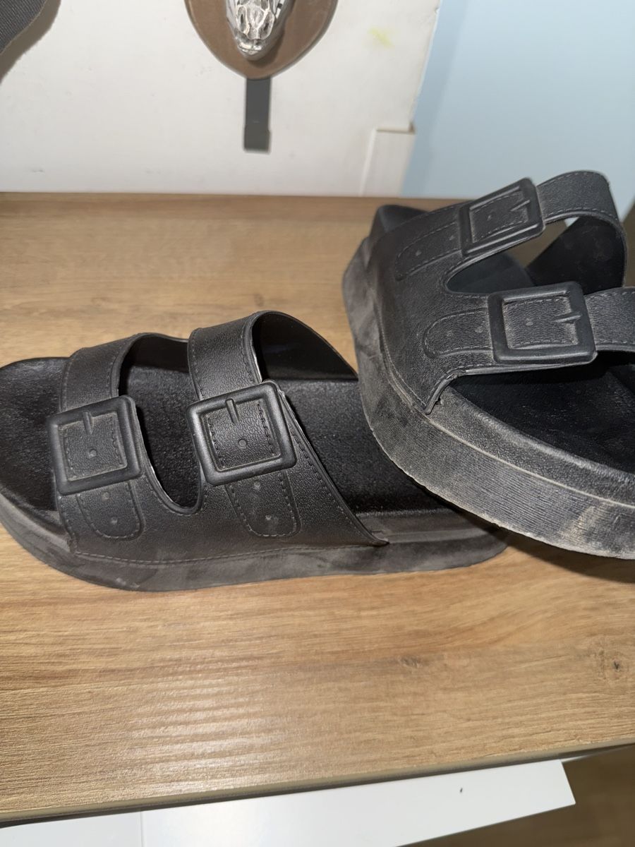 Shein Scarpe da donna: Schwarze Sommer Pantoletten mit Schnalle – Usato da Zürich venduto da bia_6kmj 2