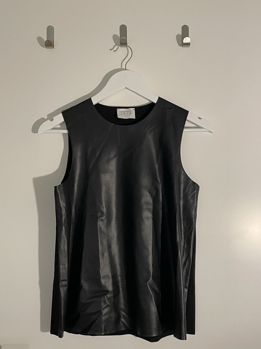 Tops: Black Sleeveless Top – Neu (gemäss Beschreibung) aus Zürich von bncmgg