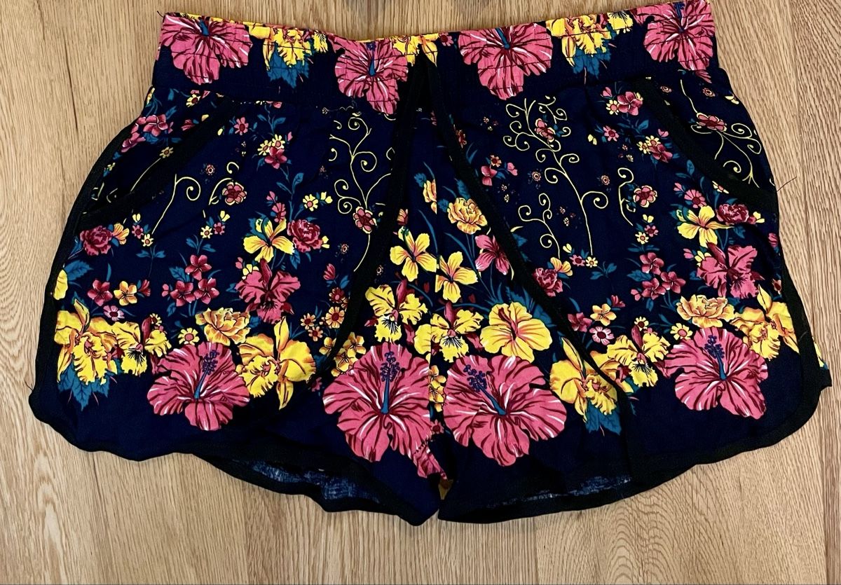 Hosen: Shorts Blumenmuster, Gr. L - NEU – Neu (gemäss Beschreibung) aus Stansstad von alexandra171080