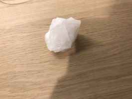 WEISSER STEIN SIEHT WIE EIN KRISTALL AUS 