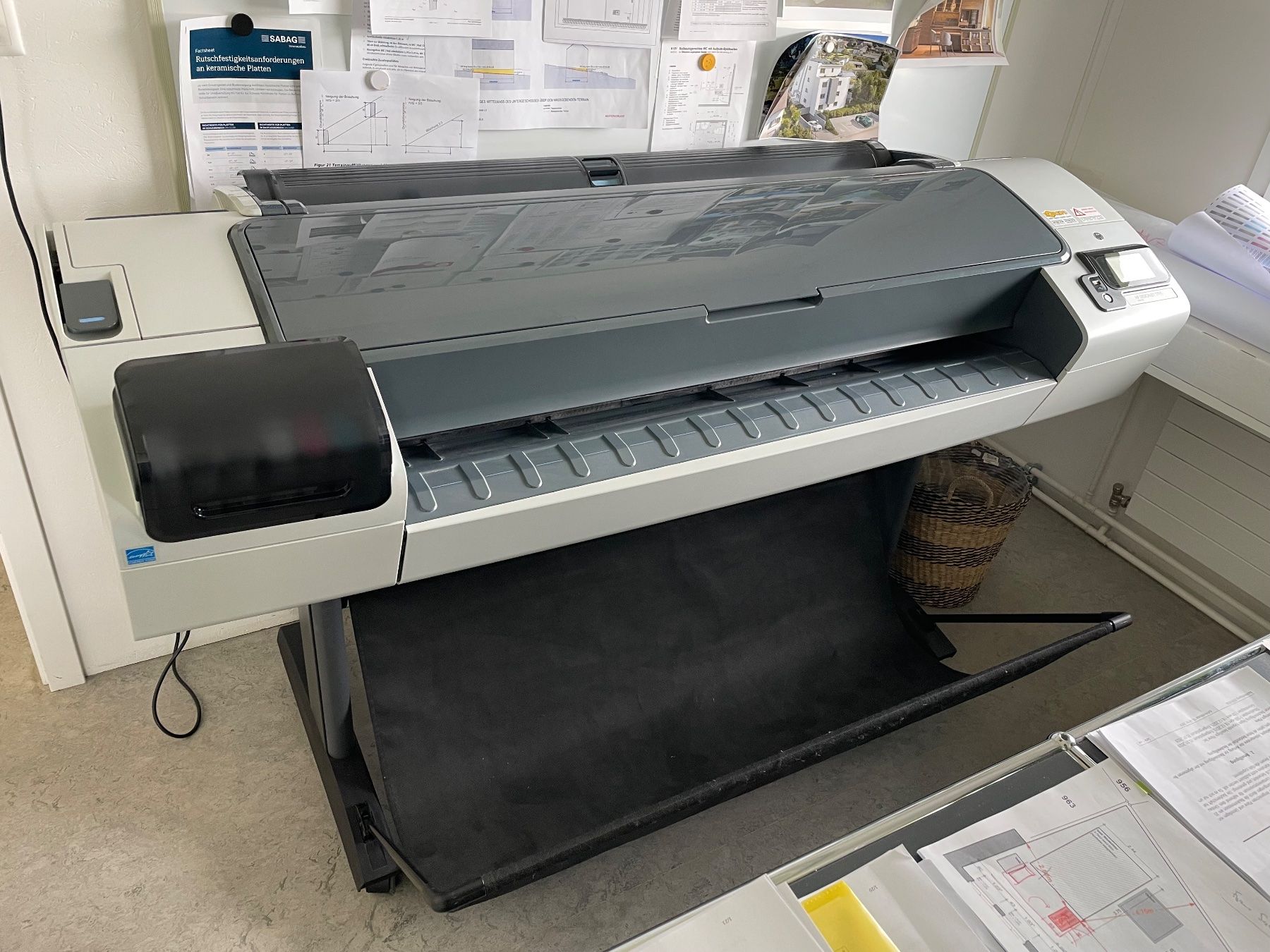 Stampanti: HP DesignJet T795 (CR649C) – Usato da Safenwil venduto da antiquarius