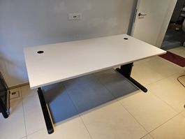 Massiver Schreibtisch
