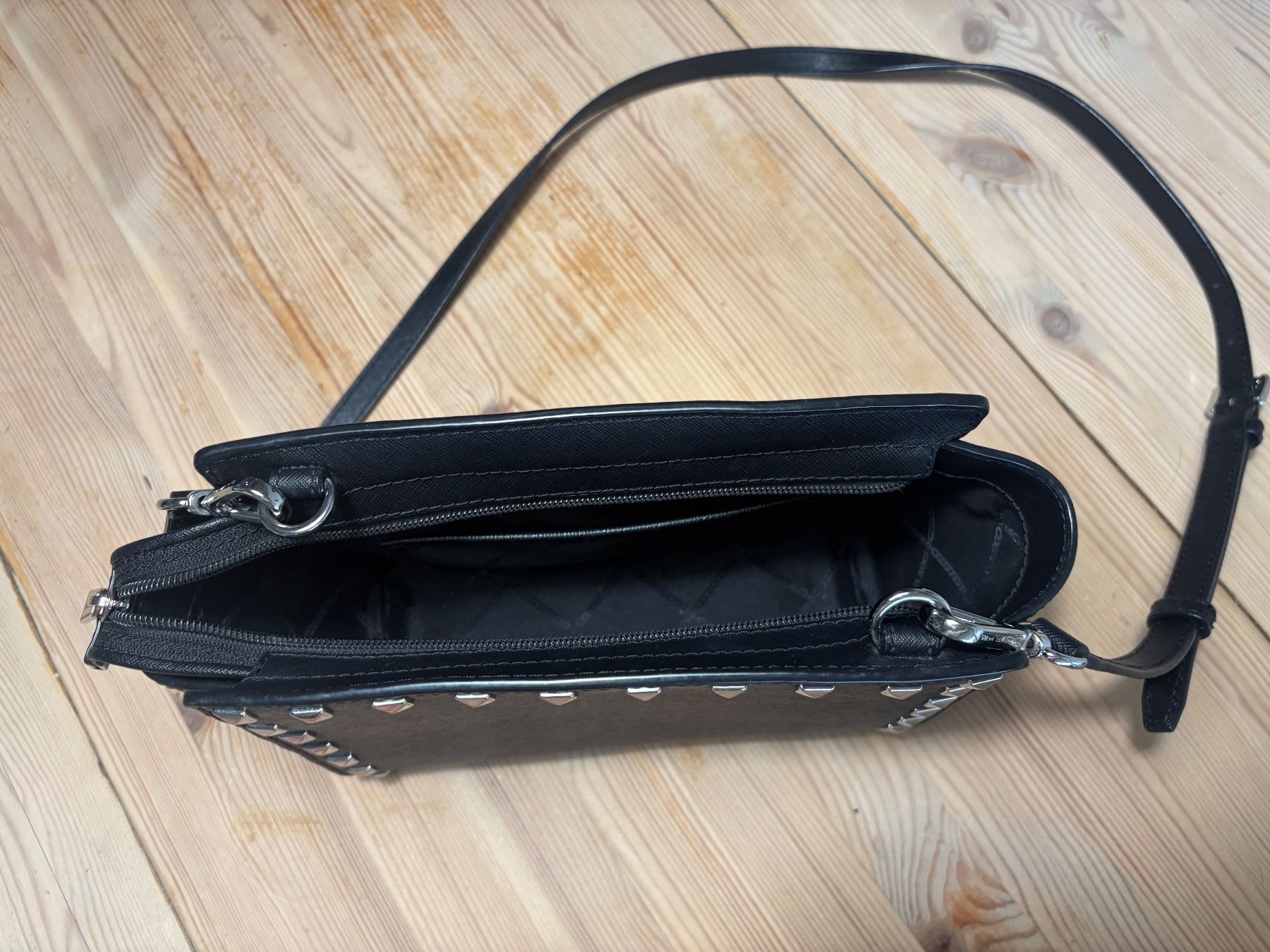 Michael Kors Taschen für Damen: Michael Kors black handbag with silver studs - chic! – Gebraucht aus Biel/Bienne von tam_r52h 4