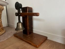 Alte, dekorative Tischglocke/Tischschelle aus Holz & Metall