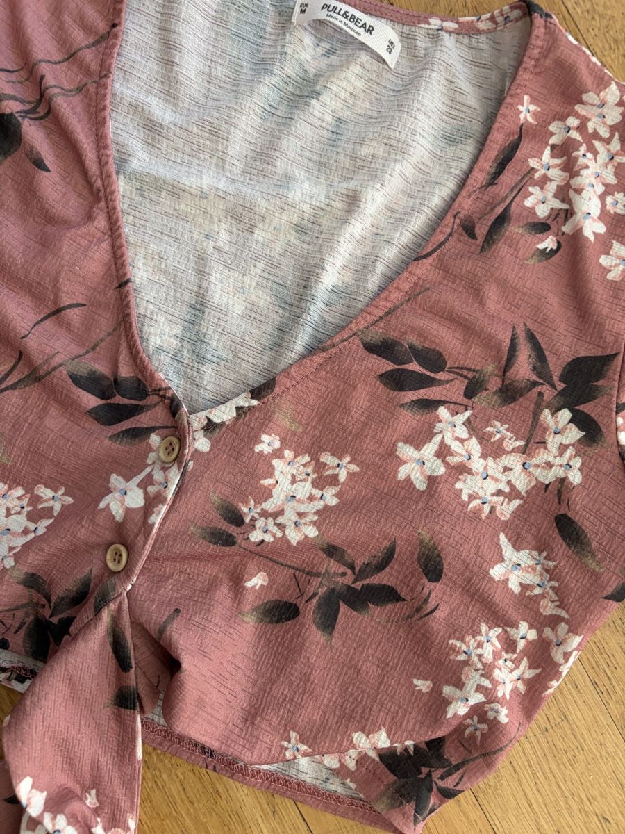 Pull&Bear Top: Pull&Bear Crop Top à Fleurs - Parfait pour l'été! – Usato da Martigny venduto da O96 3