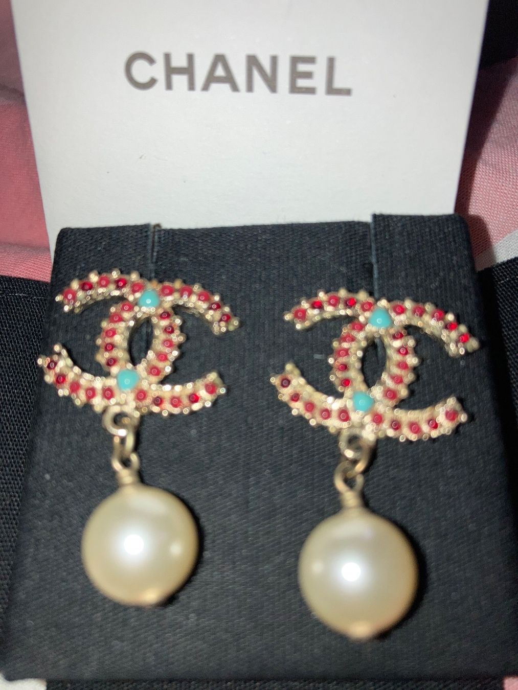Chanel Orecchini pendenti & Orecchini a lobo: Chanel Perlen Ohrstecker mit Emaille Neu – Nuovo e nell'imballaggio originale da Zuerich venduto da SaTs-43