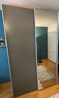 Grosser Schrank mit Spiegel