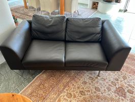 2-er Sofa in schwarzem Kunstleder (Abholort beachten)