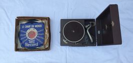 Antiker Plattenspieler mit diversen Schallplatten