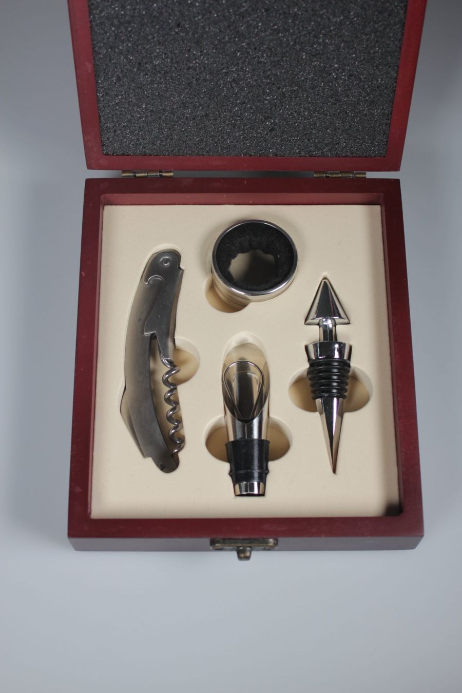 Flaschenöffner & -verschlüsse: Handbemalte Weinbox Sommelier-Set Rohrbach – Gebraucht aus Basel von IRMAundFRED