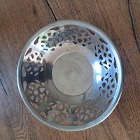 Schale rund Lochmuster Metall guter Zustand