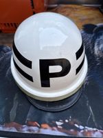 Schutzhelm weiss mit schwarzen Streifen und Buchstabe P