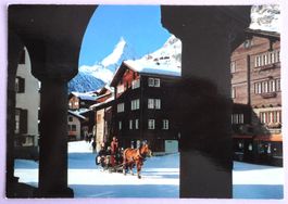 Zermatt 1616 m, Dorfplatz bei der Kirche, Matterhorn