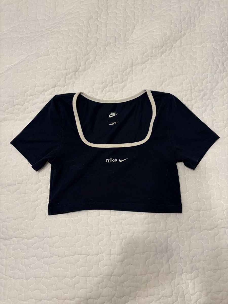 Nike Top: Top Nike – Usato da Spiez venduto da deborahsarahhh
