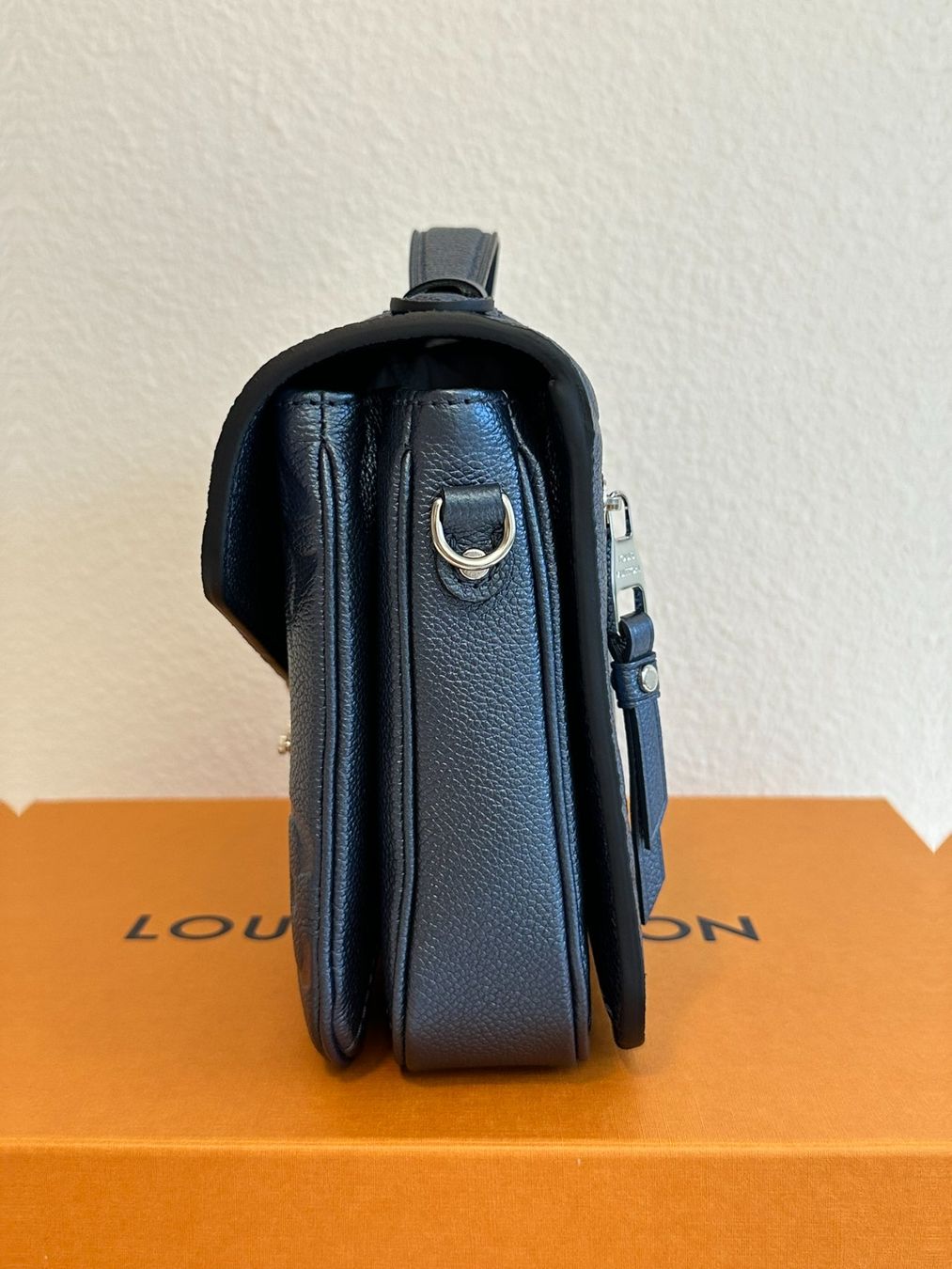 Louis Vuitton Borse da donna: Louis Vuitton Pochette Métis Navy Empreinte Leder – Nuovo e nell'imballaggio originale da Adliswil venduto da theoriginalkeks 3