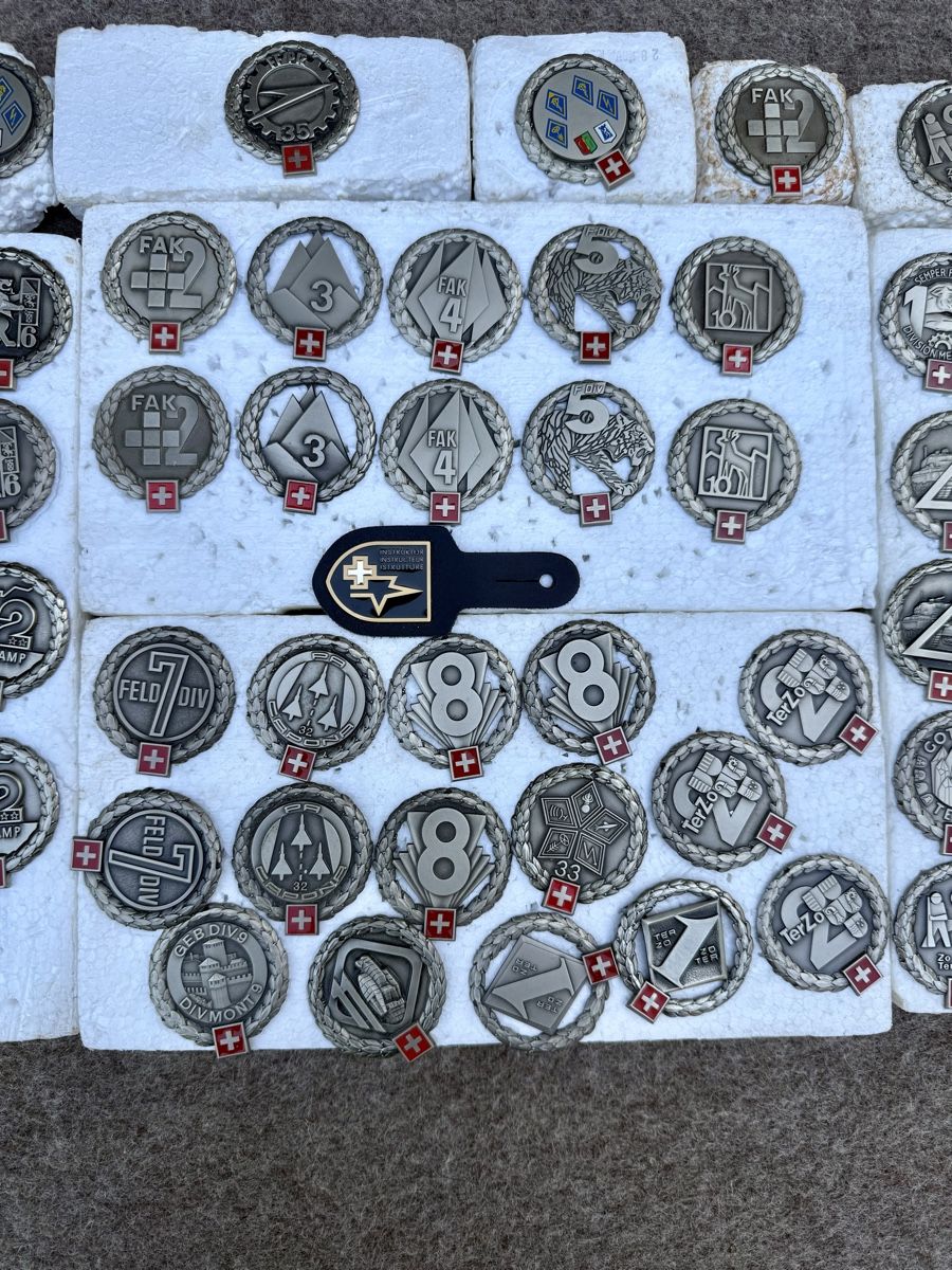 Schweizer Armee Uniformen: Lot 71 insignes béret - Armée Suisse  – Gebraucht aus Fribourg von Ardoffel 2