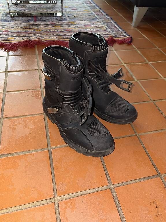 Herrenschuhe: Motorradstiefel schwarz, Gr. 45 ? CHF 100.? – Gebraucht aus Cressier FR von flo_2rmg