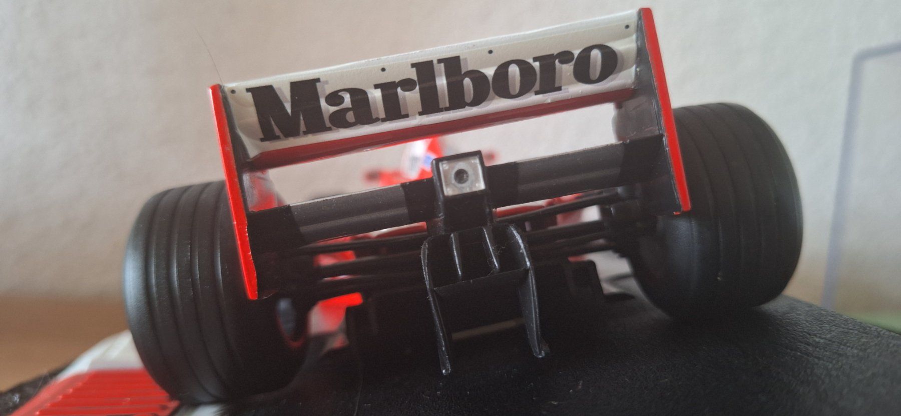 Ferrari F399 Hot Wheels 1:18 – E. Irvine N°4 1999 – Marlboro – Rare
