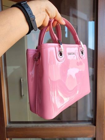 Vendo borsetta rosa in vernice (small) con piccolo difetto