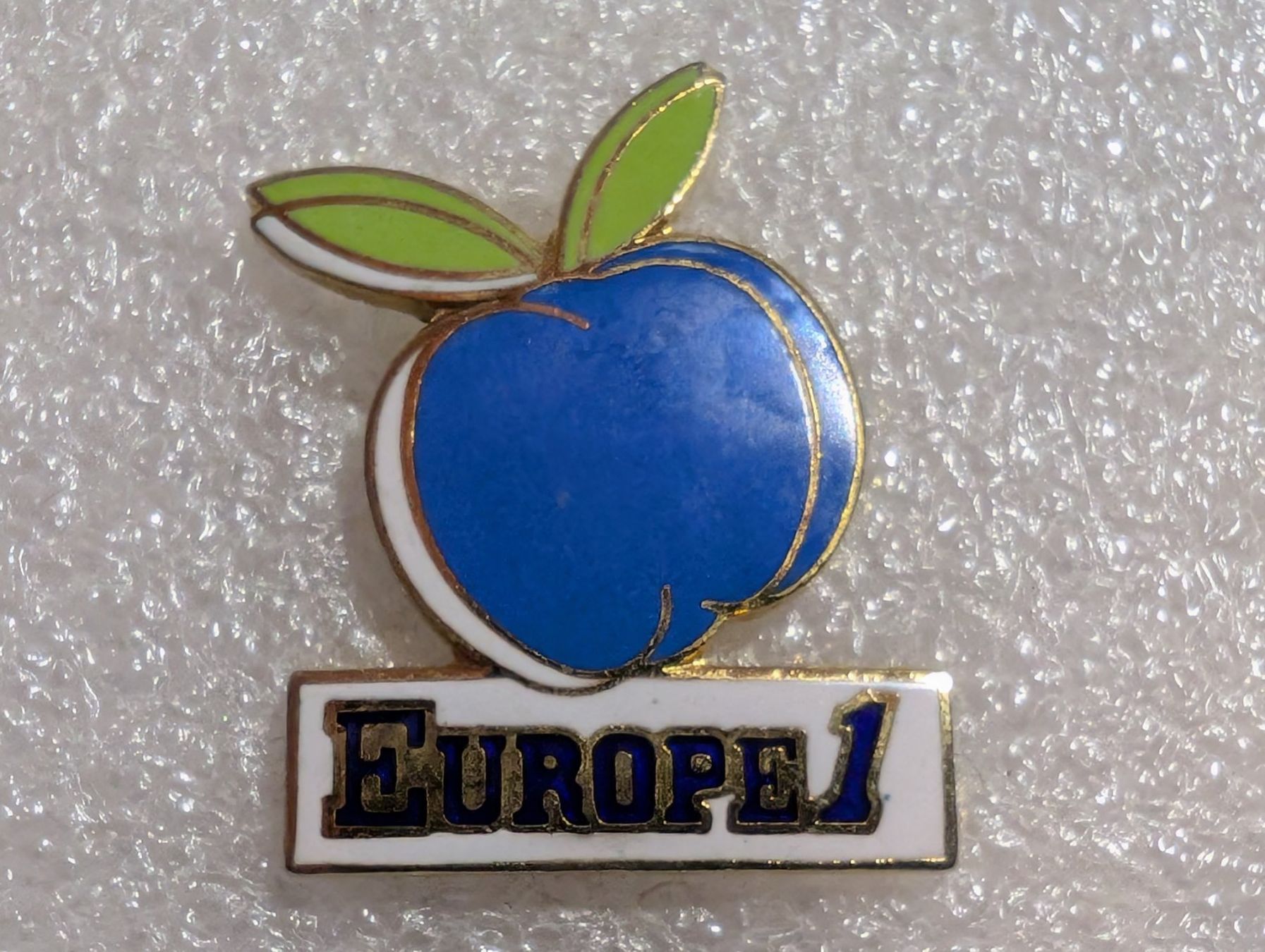 Plaketten & Abzeichen: Ansteckpin 296: Europe1 – Gebraucht aus Oppligen von Pin-Fall-Shop