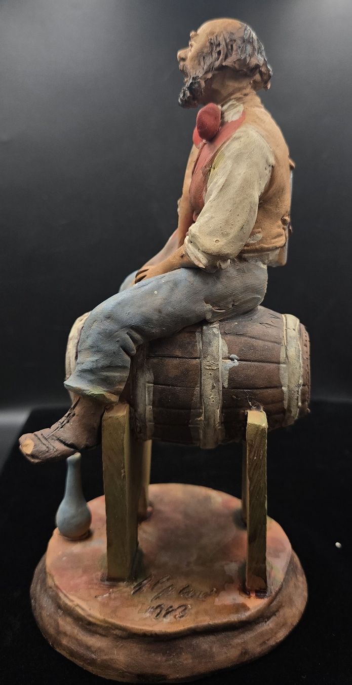 Statuette: Ton Figur sitzender Mann auf Weinfass, signiert – Usato da Rorschacherberg venduto da snOOpydOg11 8
