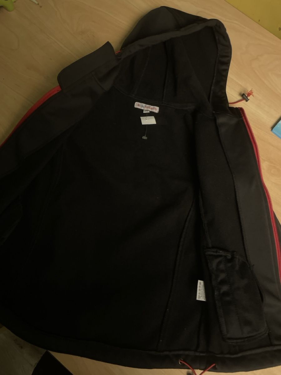 Giacche & Cappotti: Kinder Softshelljacke schwarz rot Kapuze Gr.116  – Usato da Obergerlafingen venduto da cabo4 2