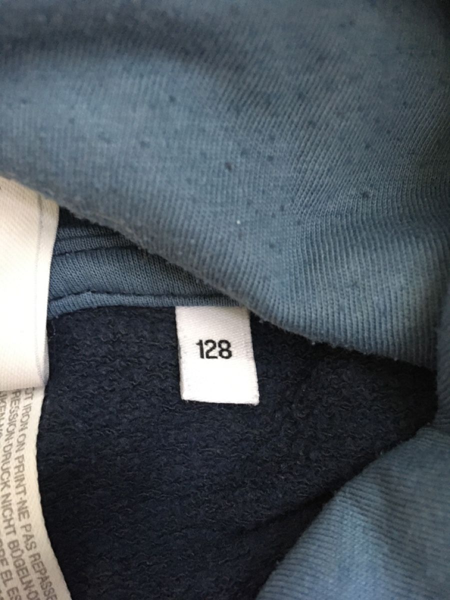 Maglioni & Felpe: Pullover mit Kapuze Grösse 122-128 – Usato da Selzach venduto da SB09 1