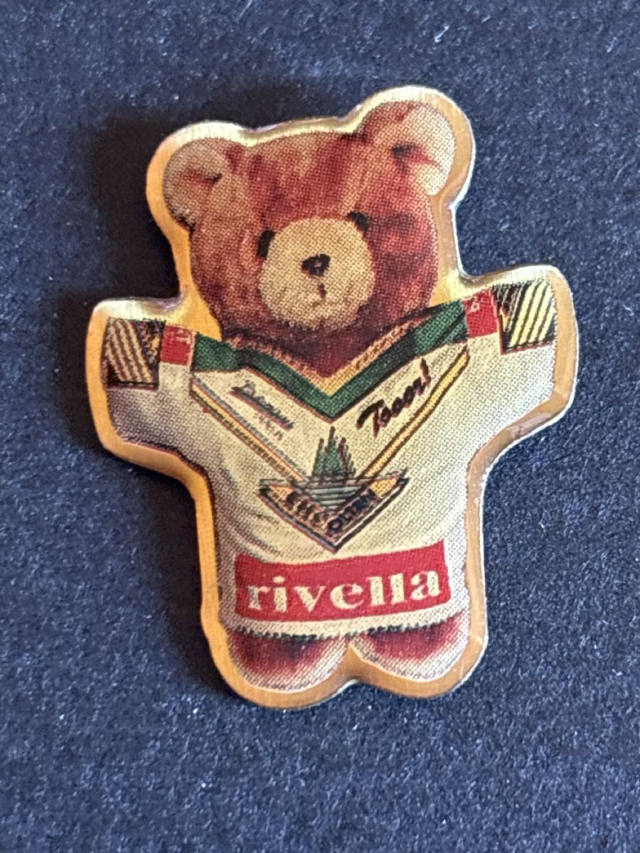 Placchette & Badge: Pin Getränke Rivella Teddy Bär – Usato da Lützelflüh-Goldbach venduto da NicoleL.
