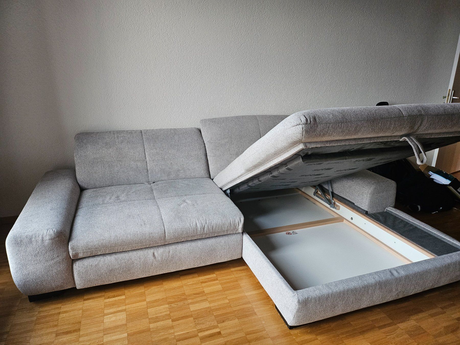 Divani: Gemütliches Ecksofa mit Schlaffunktion, Grau, Top Zustand! – Usato da Pfäffikon ZH venduto da sam_88z9 3