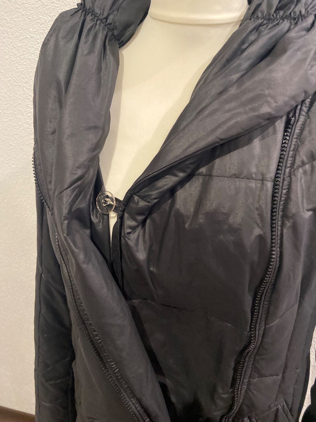 Esprit Giacche: Schwarze Esprit Winterjacke Grösse 42 – Usato da Ermatingen venduto da Speiki2 7