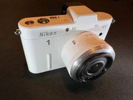Nikon 1 V1 mit Objektiv