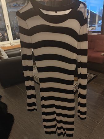 Schwarz weisses Kleid geht bis zur Wade