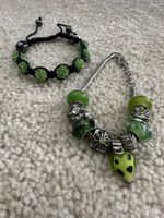 2 schöne Armbänder in grün, verstellbar