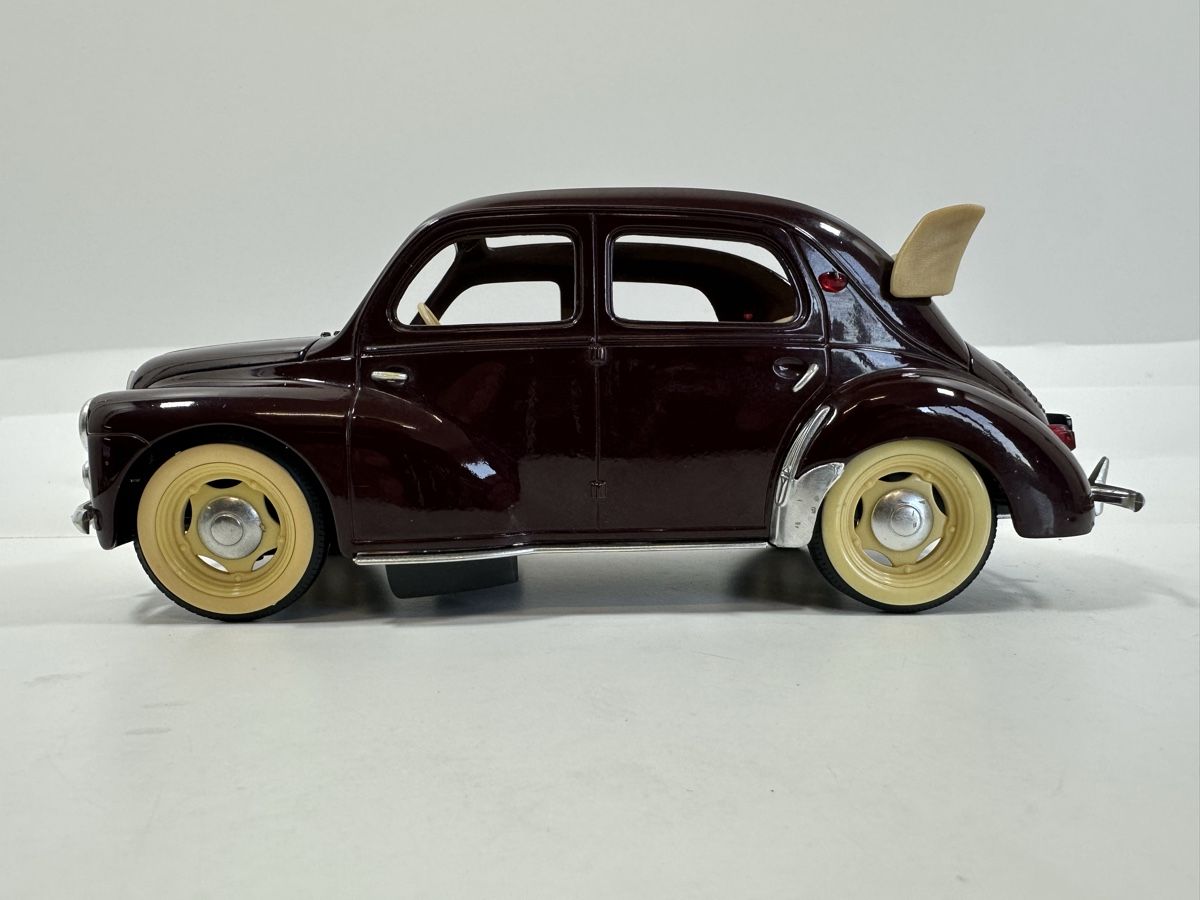 Solido Modellautos: Renault 4CV 1:18, braun/violett, SOLIDO  – Gebraucht aus Zofingen von rf9_x2xt 2