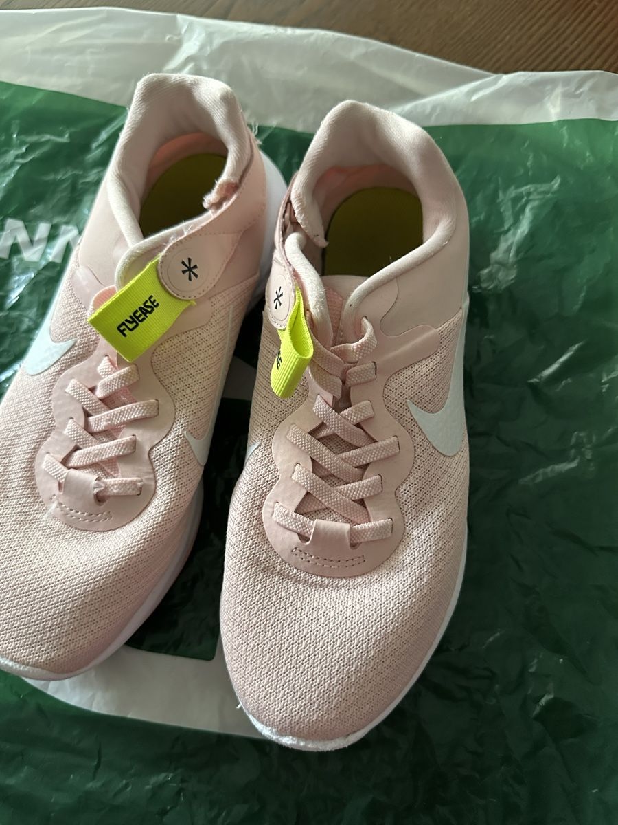 Chaussures filles: Nike Turnschuhe, Gr.38, hellrosa – D'occasion à Neuenhof par prada010