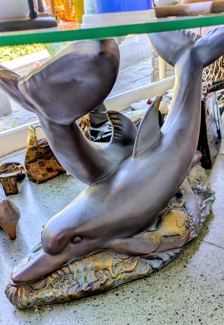 Tables: Salontisch mit Delfinfuss – D'occasion à Erlenbach ZH par sialena