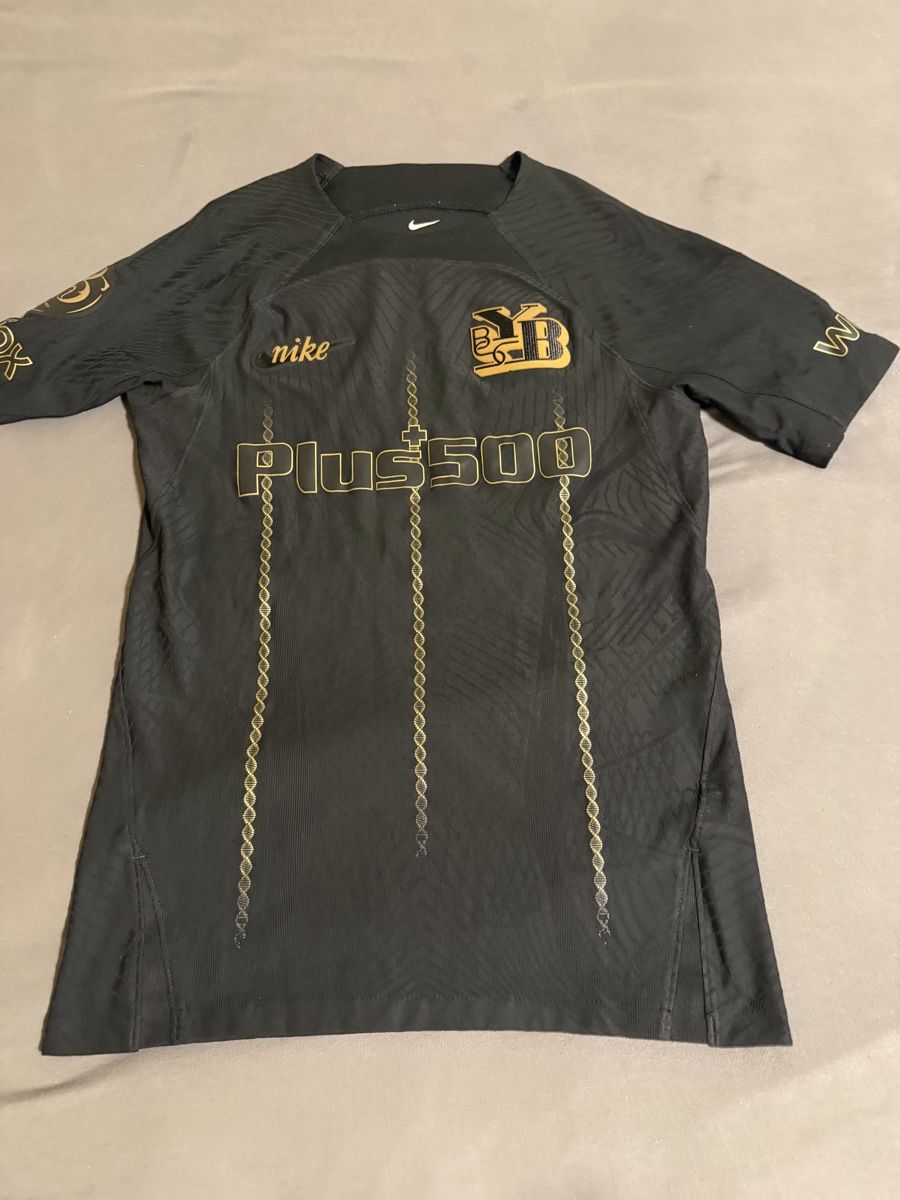 Maillots de corps & Pantalons: YB Jubiläumstrikot Grösse S – Neuf (Voir description) à Muri b. Bern par pro_f2tr