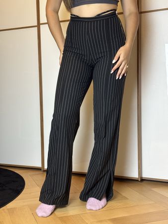  Bershka Hose, schwarz gestreift mit Schlitz