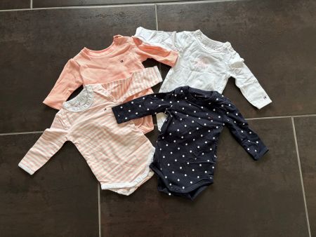 4er Set Tomy Hilfiger Baby Bodys - Top Zustand!