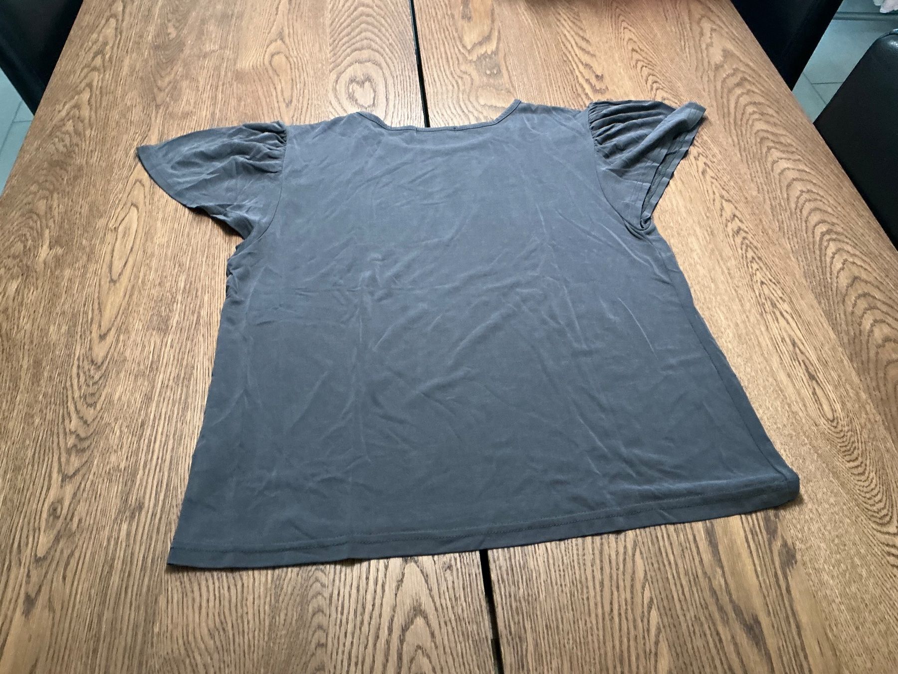 T-shirt: Graues T-Shirt mit Puffärmeln, Grösse M - – Usato da Würenlos venduto da Tina48 1