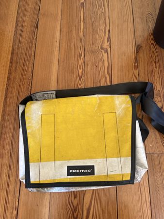 FREITAG Tasche Messanger Bag gelb/weiss gebraucht