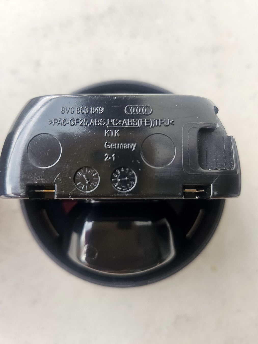 Audi Tutti i ricambio: Original Audi Ablage / Münzhalter Mittelkonsole / 2-teilig – Usato da Zürich venduto da Fcannavaro 4