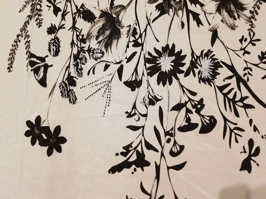 T-Shirts: Weiss/schwarzes T- Shirt L – Gebraucht aus Bätterkinden von Elefantenzoo 1