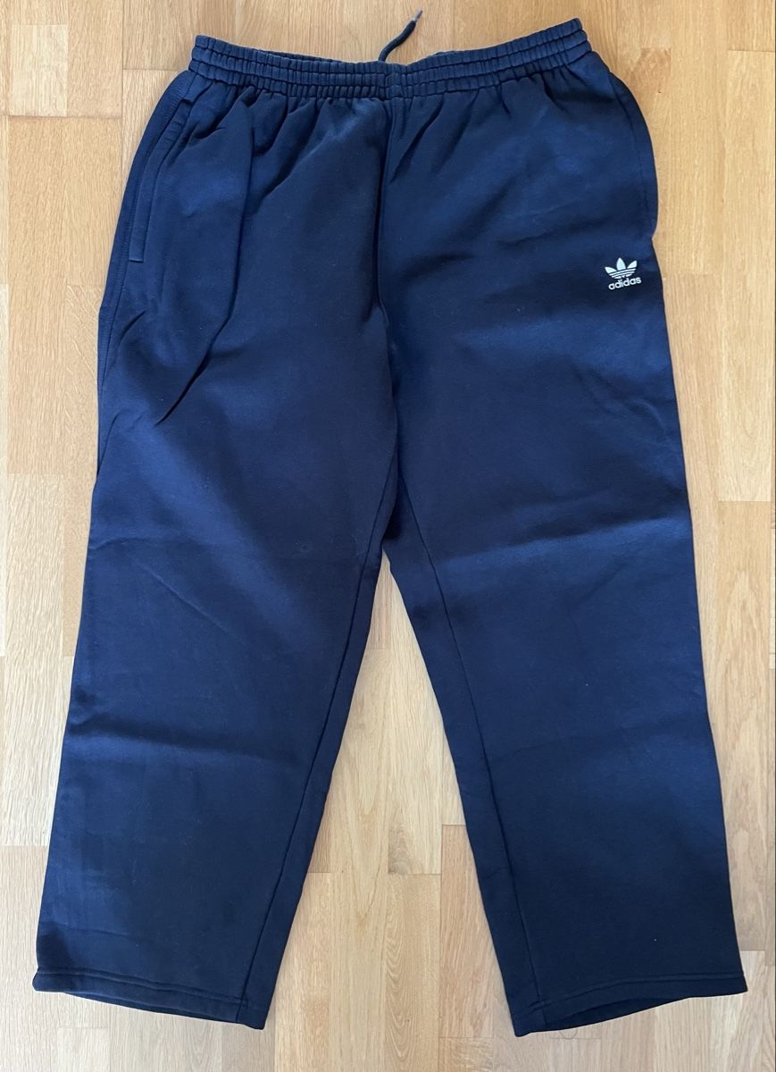 Adidas Pantalons: Adidas Jogginghose schwarz Grösse XL – D'occasion à Luzern par korallkrabba