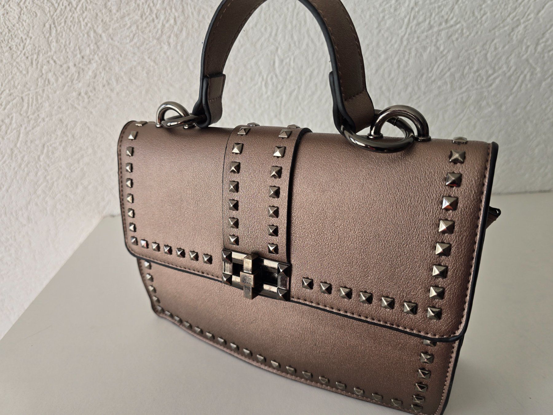 Taschen für Damen: Sac clouté bronze métallique – Neu (gemäss Beschreibung) aus Les Verrières von kitel79