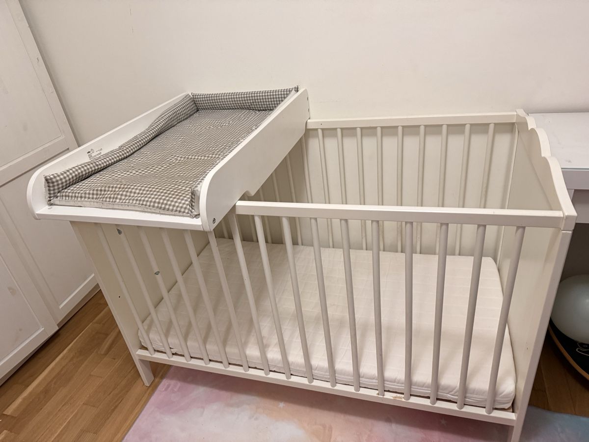 Letti: Babybett mit Wickelaufsatz  – Usato da Zuchwil venduto da and_v7qq