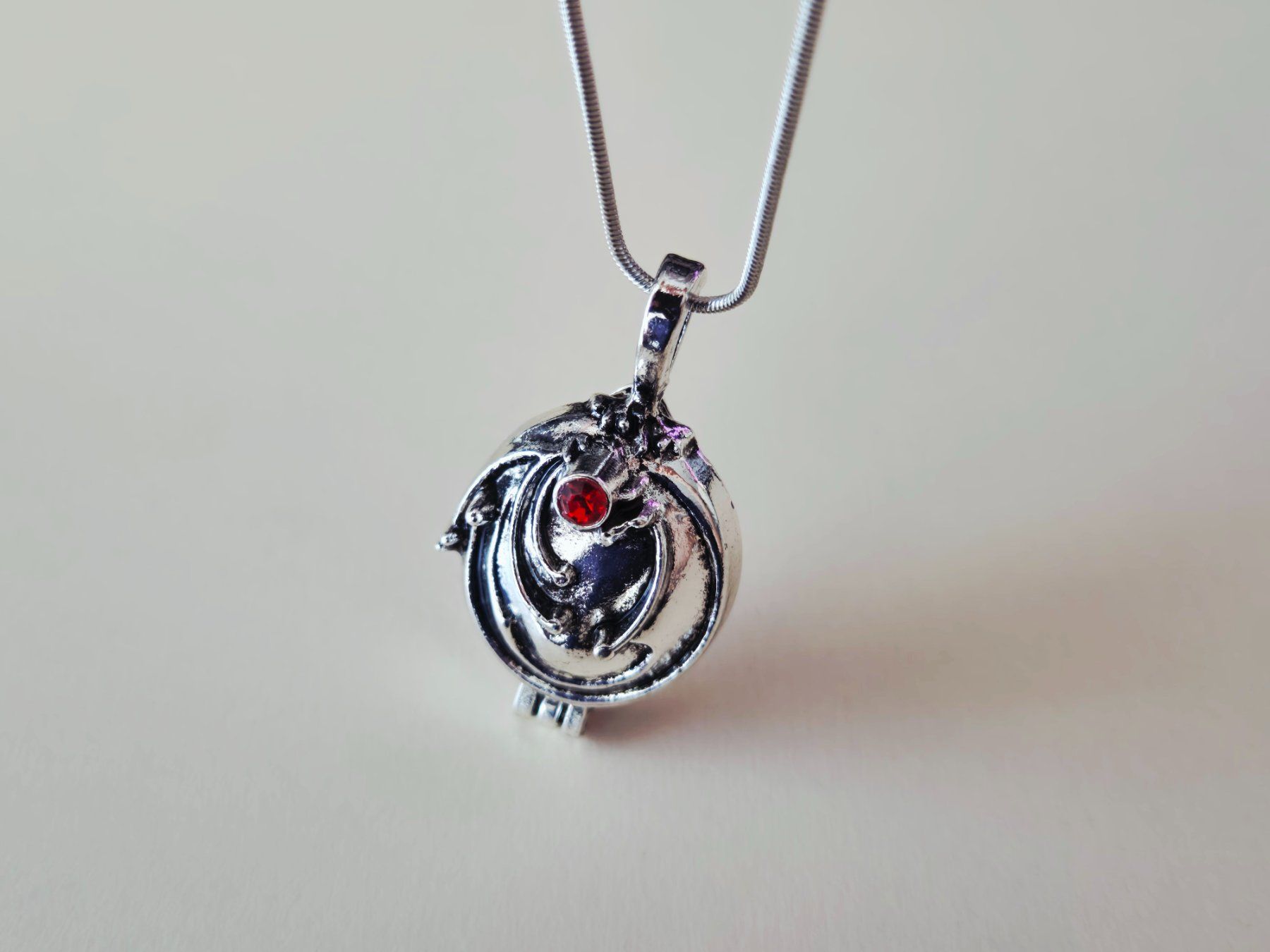 Ketten: Collier Pendentif Vampire Diaries avec Chaîne – Gebraucht aus Riddes von flo_ngl8