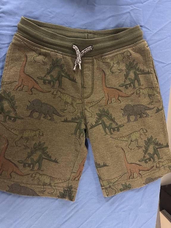 Lotti & Set di vestiti: 3 Shorts 122 und 128 – Usato da Regensdorf venduto da Piritatti 3